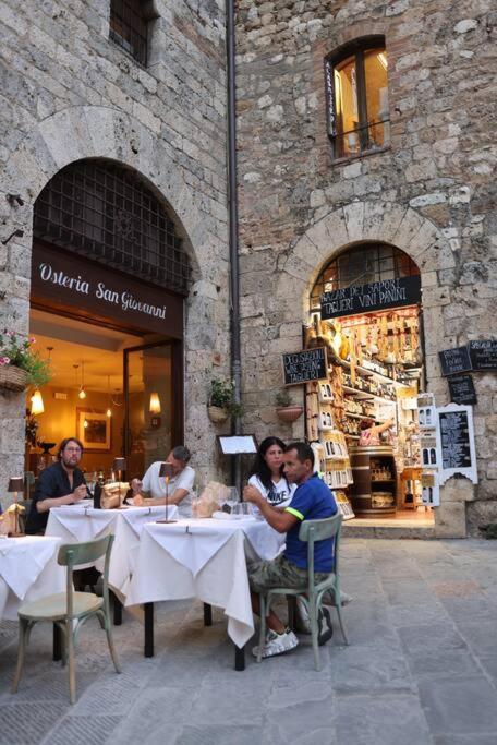Lovely 2 Bedroom In San Gimignano Historic Center Eksteriør billede